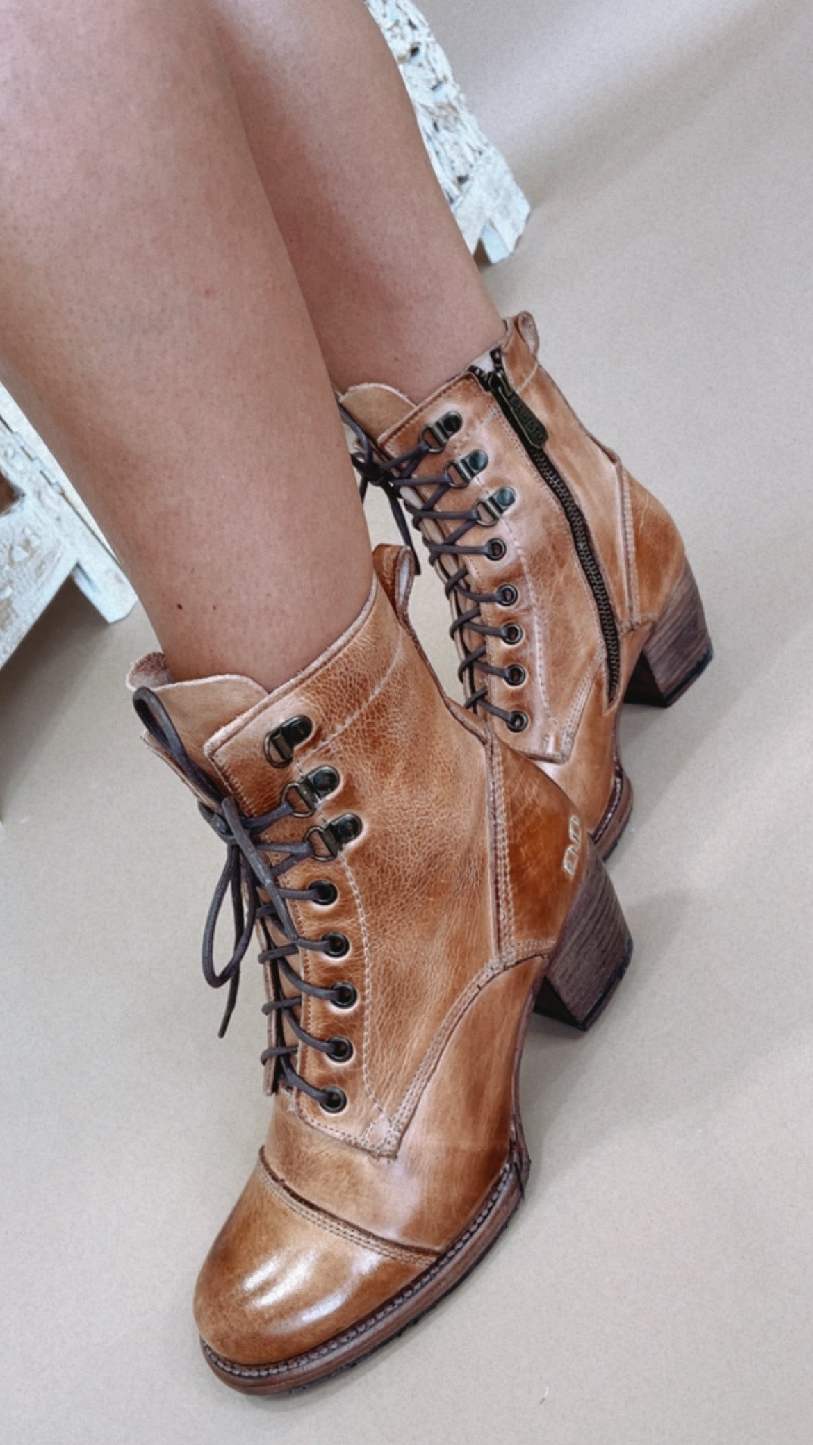 Judgement Bedstu, Tan Rustic