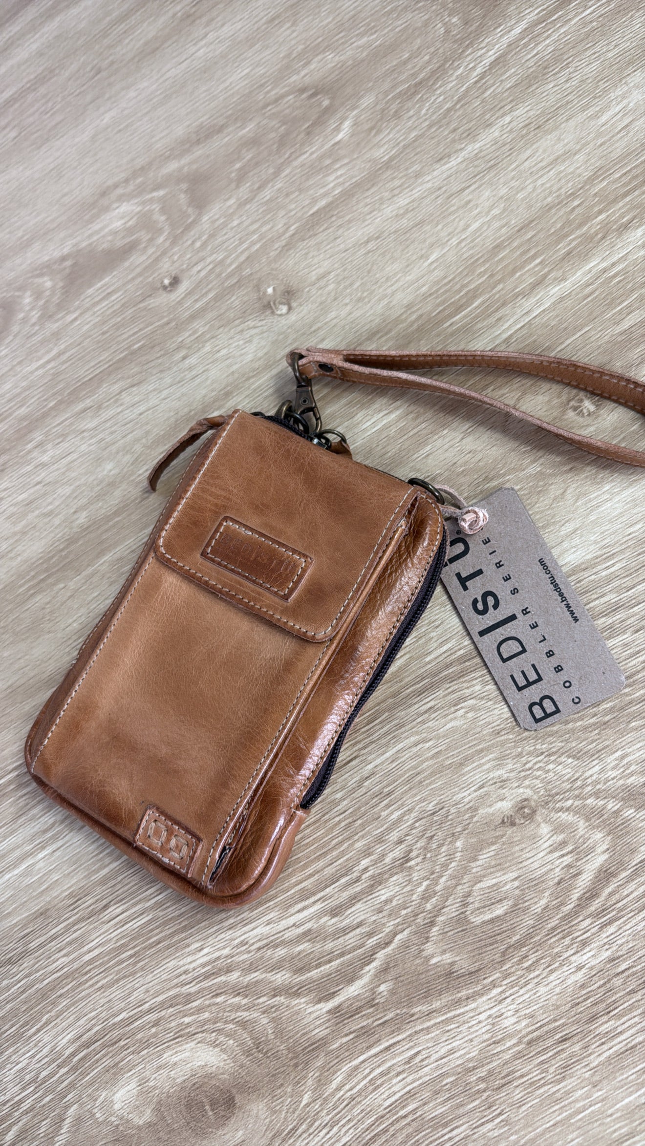 Bedstu Alelike, Tan Rustic