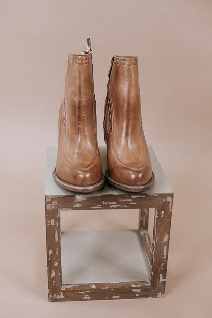 BEDSTU Yuno, Tan Rustic Nectar Lux
