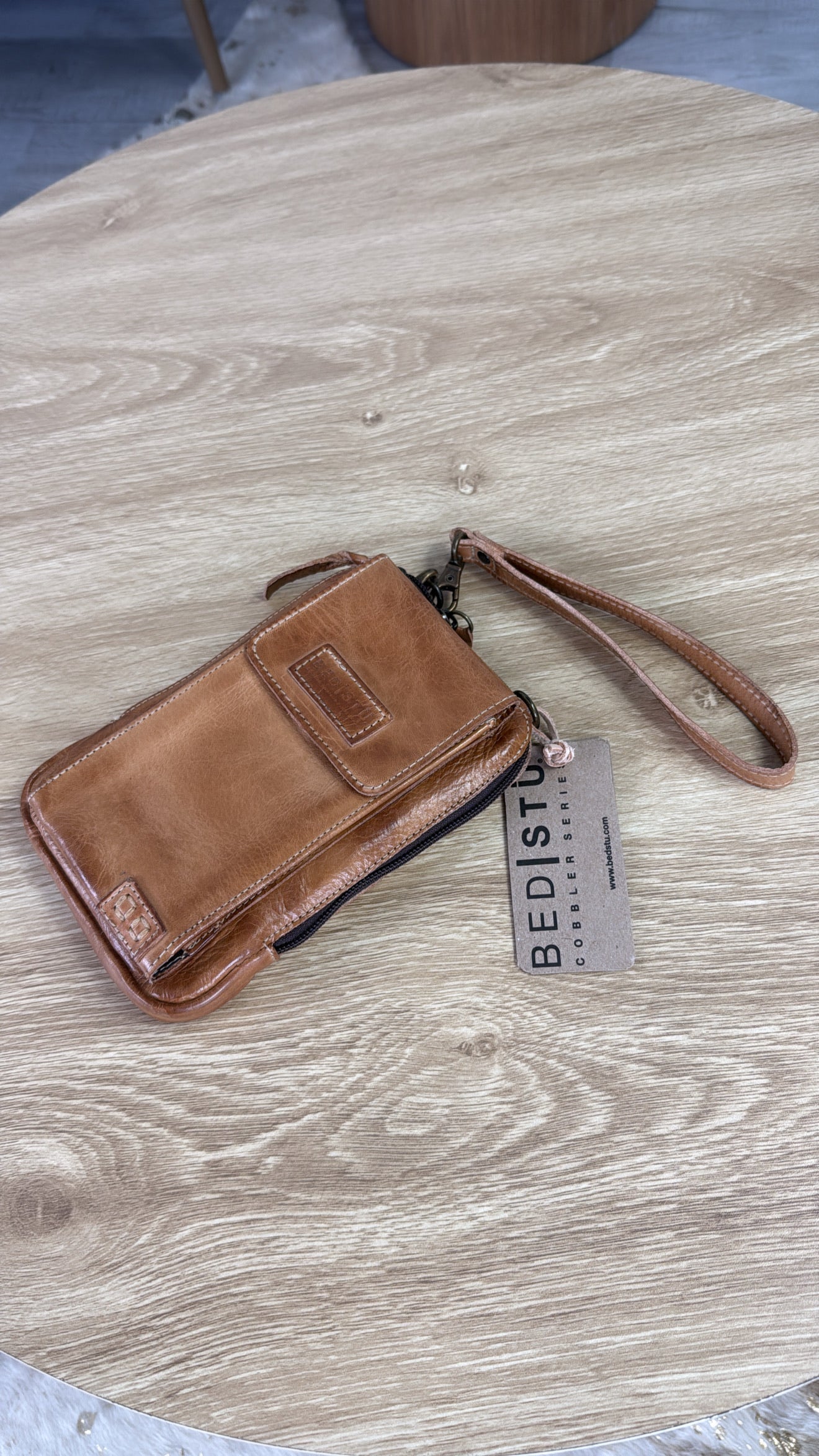 Bedstu Alelike, Tan Rustic