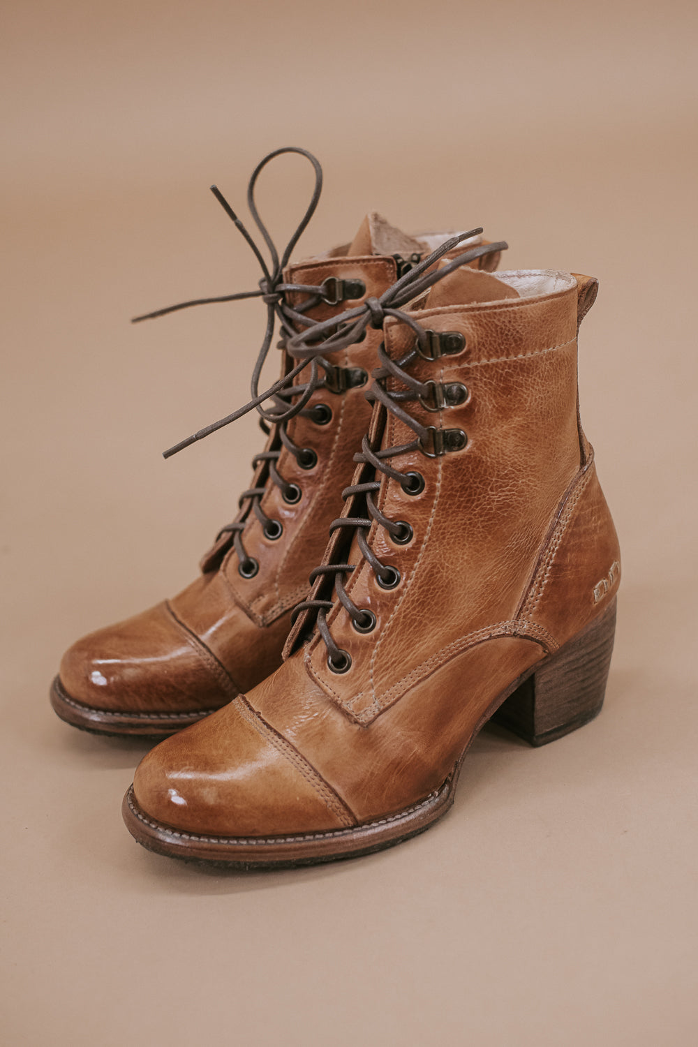 Judgement Bedstu, Tan Rustic