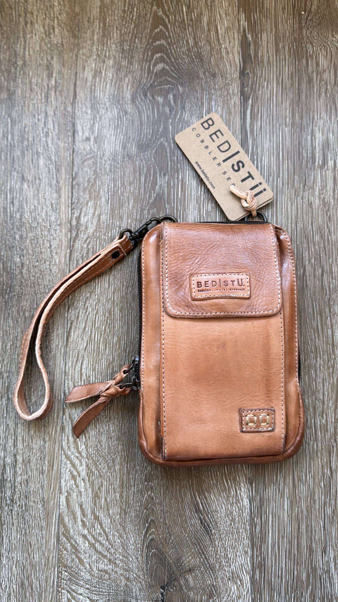 Bedstu Alelike, Tan Rustic