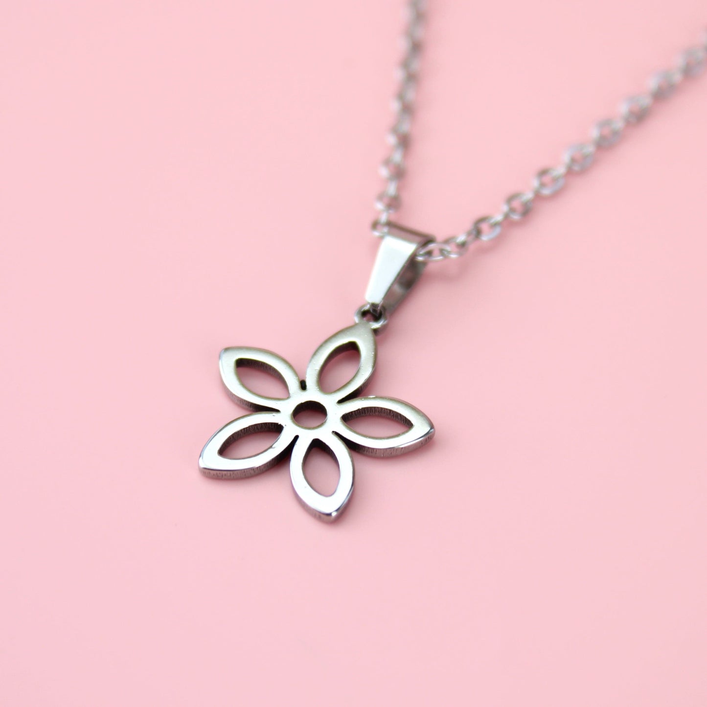 Cut Out Daisy Necklace