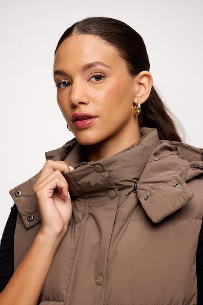 Peak Puffer Vest | Mocha